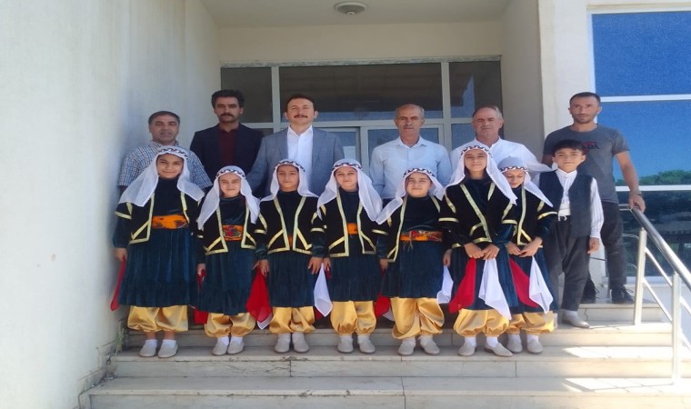 Solhan HEMde kız öğrencilere folklor kıyafeti hediyesi