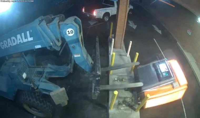 Soyguncular, ATM’yi forklift ile çaldı, kaçarken yolda düşürdü