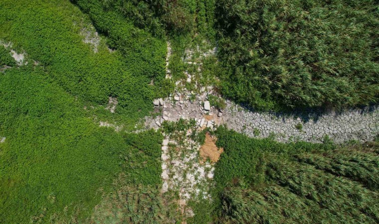 Suların çekildiği Terkos Gölünde ortaya çıkan tarihi yol havadan görüntülendi