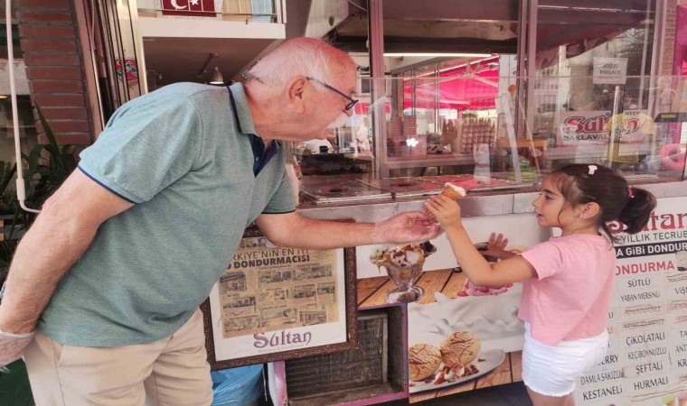 “Süt Dede”den çocuklara 40 yıldır ücretsiz dondurma