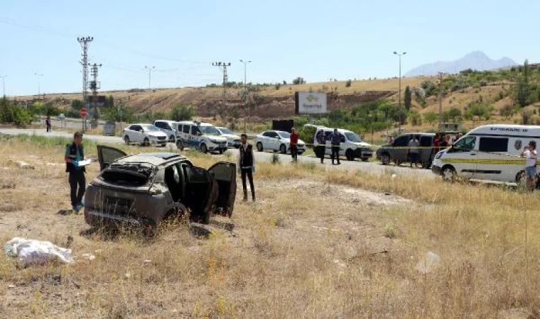 Takip sırasında devrilen otomobilden 42 kilo esrar ile 100 bin uyuşturucu hap çıktı