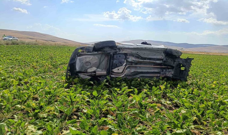 Takla atıp tarım arazisine giren otomobilde 2 kişi yaralandı