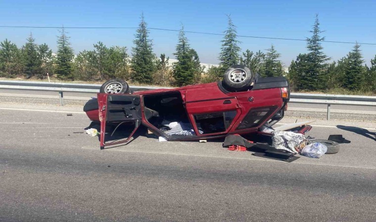 Taklalar atıp ters dönen otomobilde 3 kişi yaralandı