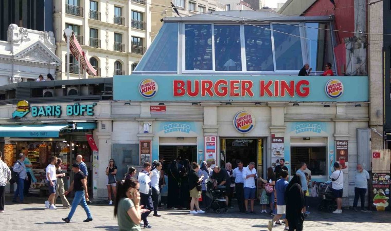 Taksimde Burger King çalışanlarından cüzdanını unutan müşteriye meydan dayağı