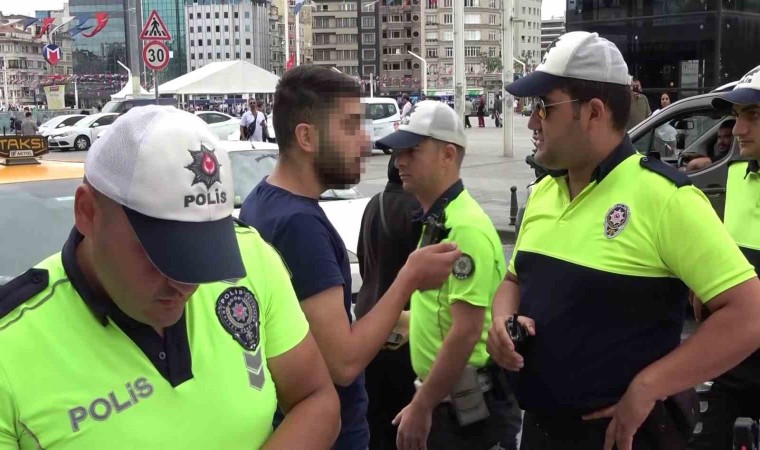 Taksimde taksicilere yönelik yapılan denetimde polise mukavemet gösteren taksici gözaltına alındı