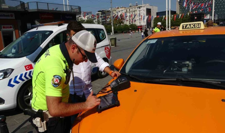 Taksimdeki denetimde 4 taksiye para cezası kesildi