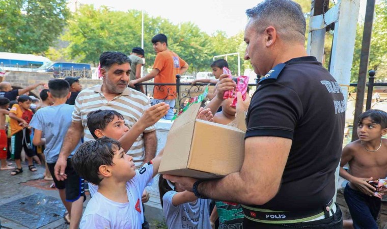 Tarihi Anzele suyunda yüzen çocuklara Diyarbakır polisinden dondurma ikramı