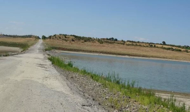 Tarımsal sulamaya kapatılan barajda su seviyesi düştü, eski kara yolu ortaya çıktı