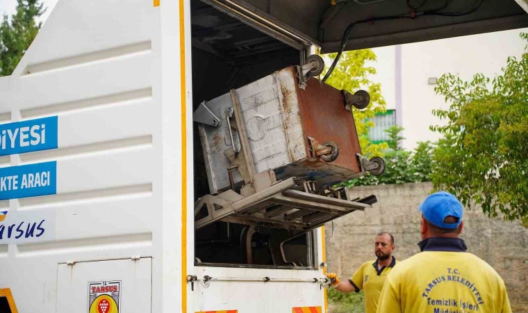 Tarsusta çöp konteynerleri yıkanarak dezenfekte ediliyor