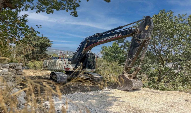 Tarsusta kırsal mahallerin yol sorunu çözülüyor