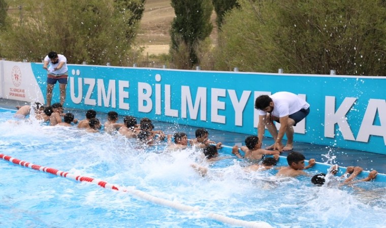 Taşlıçayda portatif havuzla yüzme eğitimi