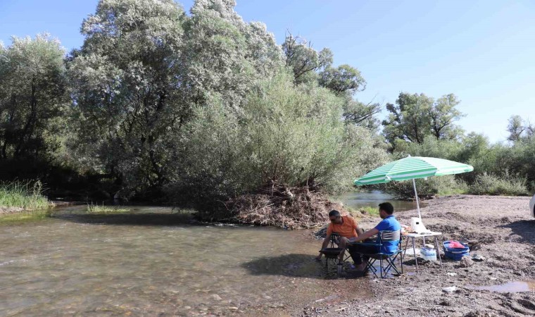 Tatile gidemeyenler akın ediyorlar, eşsiz doğası ve serin suyuyla ferahlıyorlar