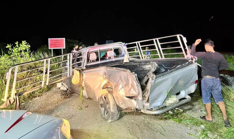 Taylandda yük treni, işçi taşıyan kamyonete çarptı: 8 ölü