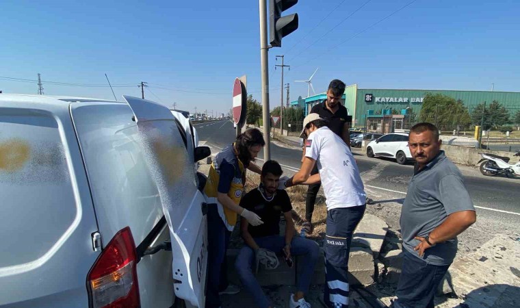 Tekirdağda hafif ticari araç ile otomobil çarpıştı: 2 yaralı