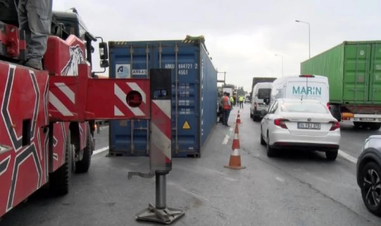 TEM Otoyolu’nda devrilen tır nedeniyle trafik durma noktasına geldi 