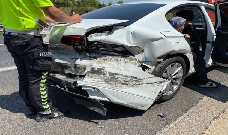 TEMde dinlenme tesisinden çıkan otomobile tır çarptı