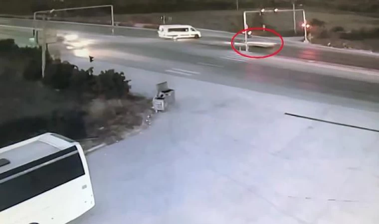 Ters yöne giren otomobil, başka bir araca çarptı; o anlar kamerada