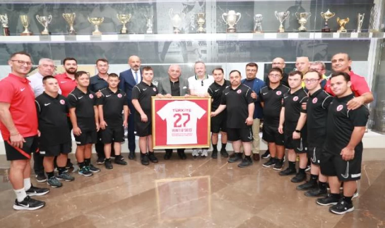 TFF Başkanı Büyükekşi, Down Sendromlu Futsal Milli Takımı ile buluştu