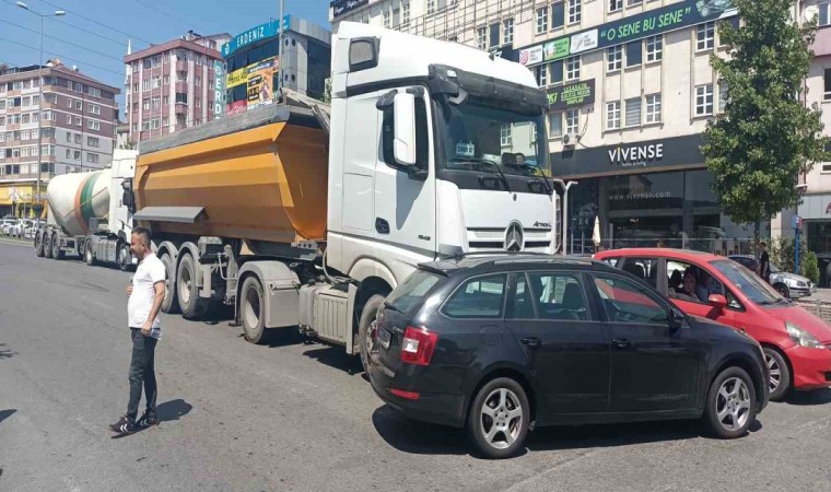 Tır, şerit değiştirmek isteyen otomobili metrelerce sürükledi