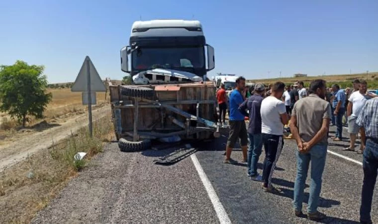 TIR, traktöre çarptı: 1 ölü, 1 yaralı