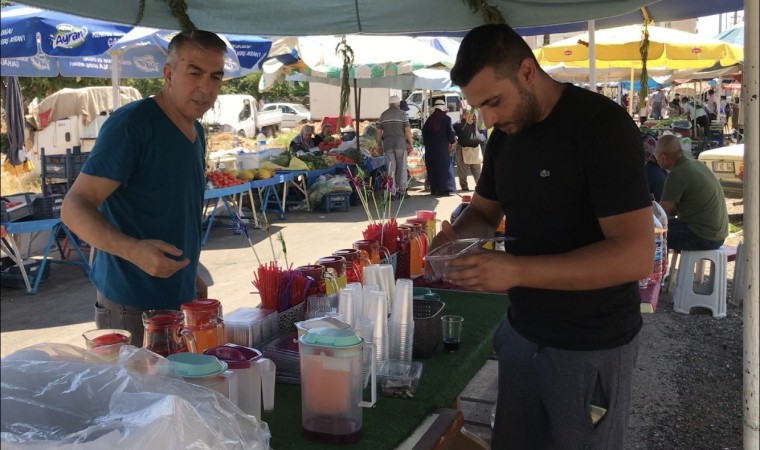 Toros Dağlarının zirvesinden çuvallarla getirdikleri karları bardak bardak satıyorlar