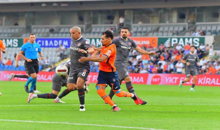 Trendyol Süper Lig: Rams Başakşehir: 0 - Fatih Karagümrük: 2 (İlk yarı)