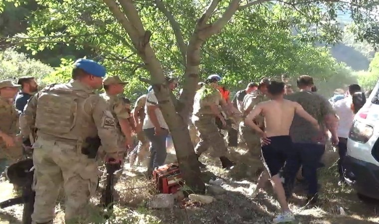 Tuncelide serinlemek için çaya giren genç boğuldu