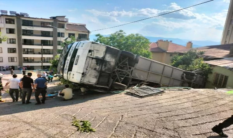 Tur otobüsü, evin bahçesine devrildi: 24 yaralı