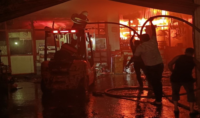 Turgutlu Sanayi Sitesinde çıkan yangında 3 işyeri küle döndü