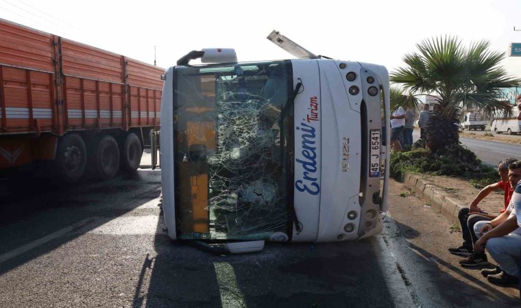 Turgutluda işçi servisi devrildi: 20 işçi yaralandı