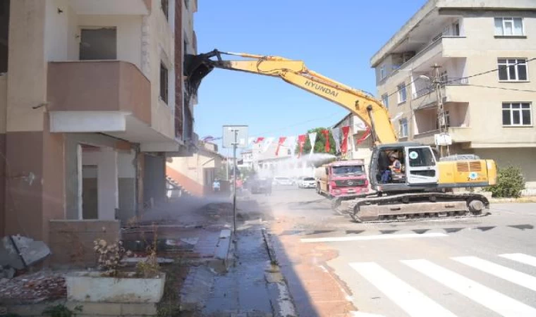 Tuzla’da kentsel dönüşüm kapsamında yıkılan binalara ilk kepçeyi Başkan Yazıcı vurdu