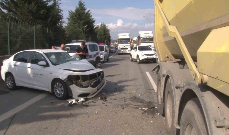 Tuzlada otomobil ile hafriyat kamyonu çarpıştı: 3 yaralı