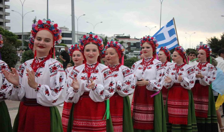 Uluslararası dansçılardan kortej yürüyüşü