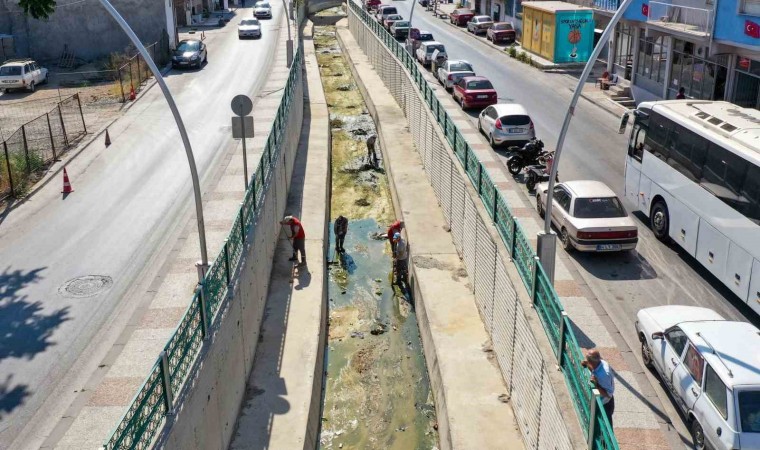 Uşakta belediye ekipleri Dokuzsele Deresini temizledi