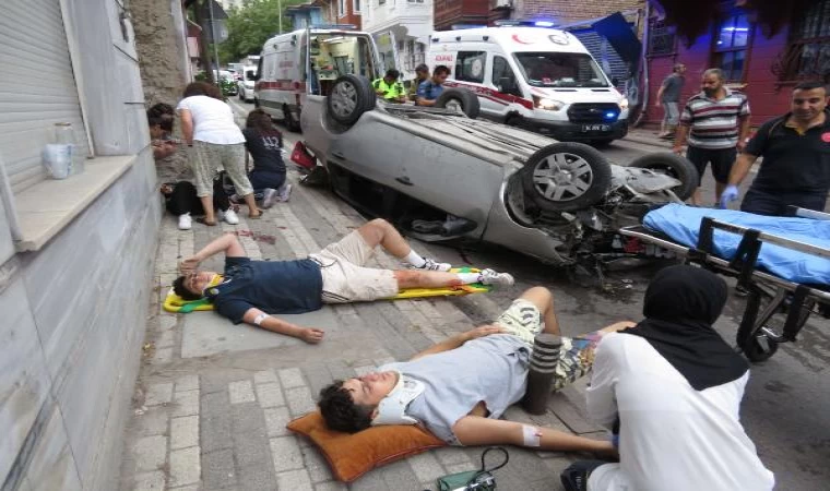 Üsküdar’da aydınlatma direğine çarpan otomobil takla attı: 5 yaralı 