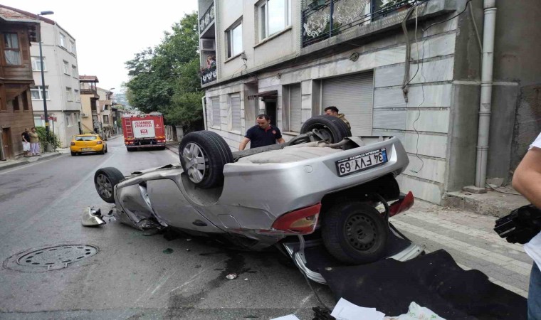 Üsküdarda kontrolden çıkan araç direğe çarptı: 5 yaralı