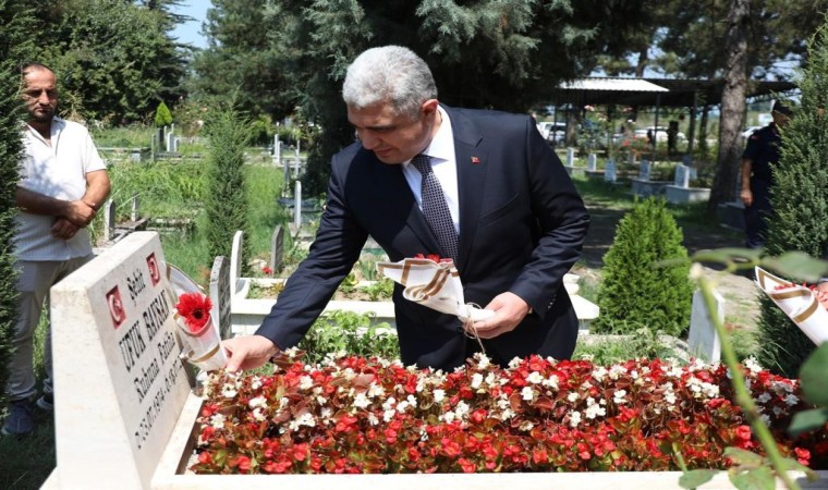 Vali Aslanın ilk ziyareti şehitlik oldu