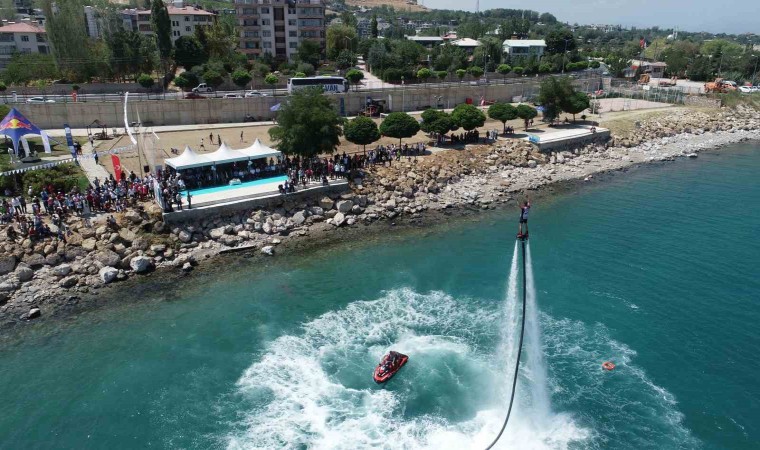 Van Gölünde renkli görüntüler: flyboard ile parasailing nefes kesti