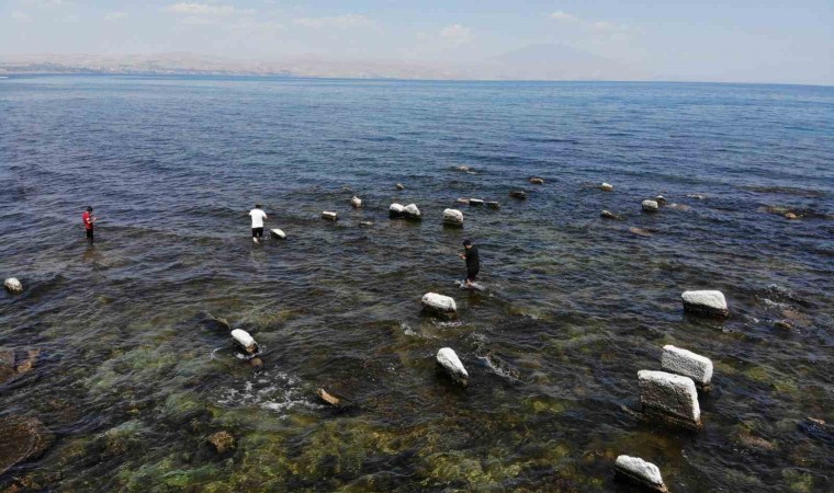 Van Gölünde sular çekildi, asırlık toplu mezar alanı ortaya çıktı