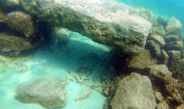 Van Gölü’ne giren dalgıçlar: Kayı tamgalı ve haç işaretli taşlar bulduk