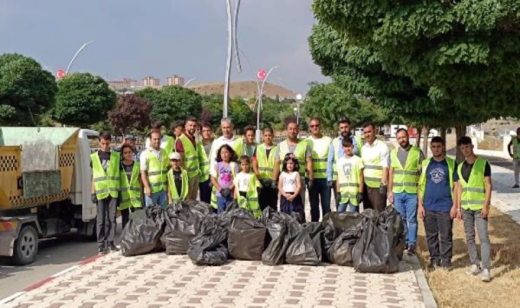 Van Gölü’nün çekildiği alanlardan çöp ve atık topladılar