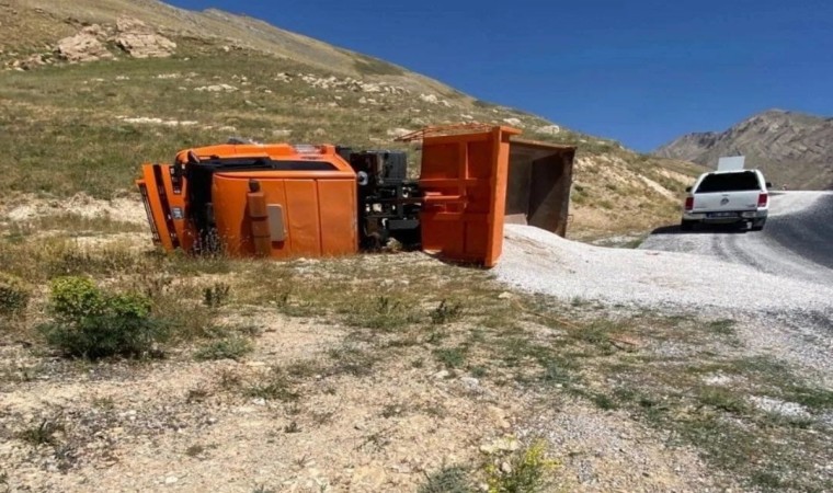 Vanda mucur yüklü kamyon devrildi: 1 yaralı