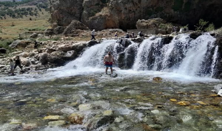 Van’da sıcaktan bunalanlar, Müküs Çayı’nda serinliyor