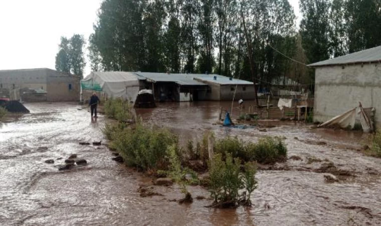 Van’daki dolu ve sağanak sele neden oldu