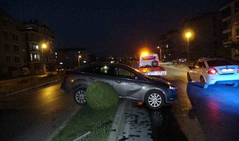 Virajı alamayan otomobil refüje çıkarak durabildi