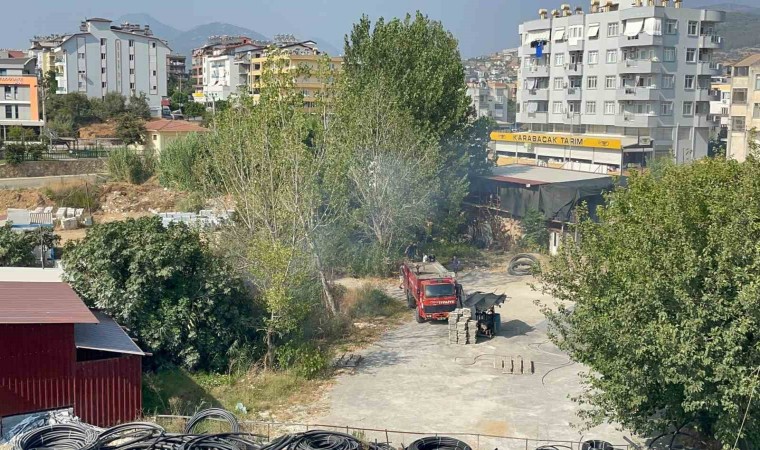 Yakılan atıklar yangın çıkardı