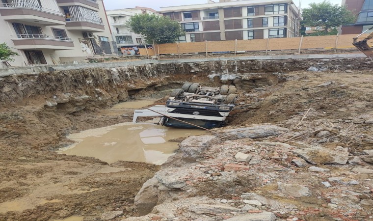 Yalovada hafriyat kamyonu inşaat temeline devrildi