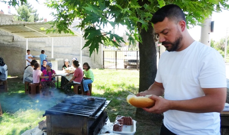 Yaz Kuran Kursu öğrencilerine mangalda köfte