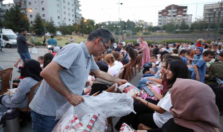 Yenimahallede vatandaşlar Sinema Günlerinde buluşuyor