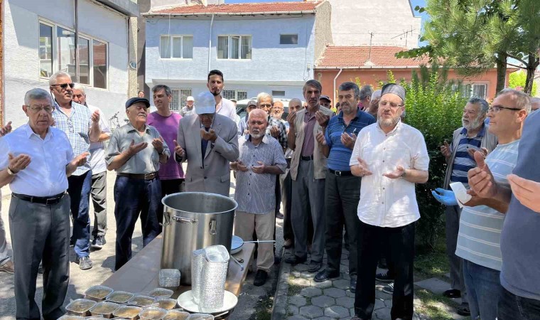 Yeşiltepe mahallesinde yüzlerce kişiye aşure dağıtıldı